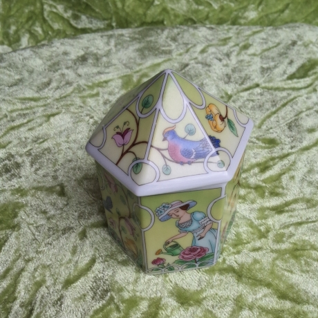 Im Garten - Erlebnisreise auf Porzellan - Porzellandöschen