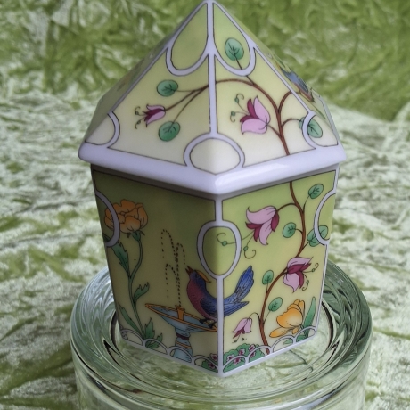 Im Garten - Erlebnisreise auf Porzellan - Porzellandöschen