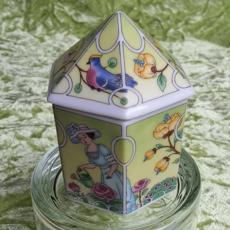 Im Garten - Erlebnisreise auf Porzellan - Porzellandöschen