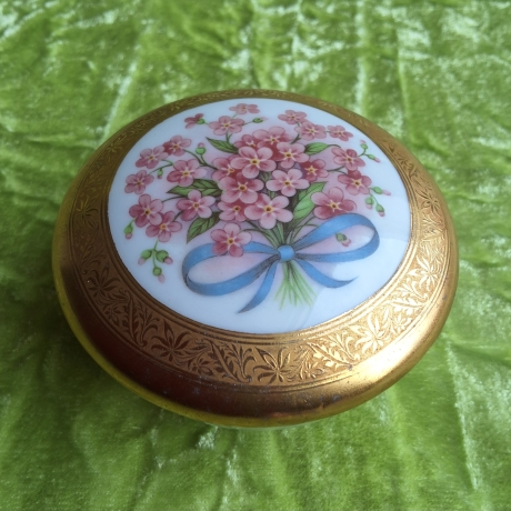 Italienischer Charme. Rosa Vergissmeinnicht mit blauer Schleife.