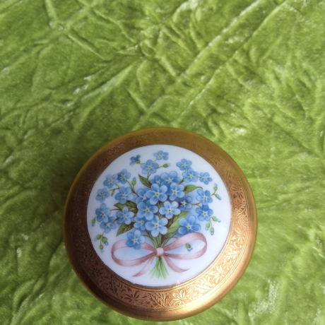 Italienischer Charme. Blaue Vergissmeinnicht mit rosa Schleife.