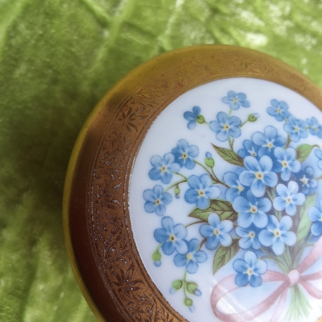 Italienischer Charme. Blaue Vergissmeinnicht mit rosa Schleife.