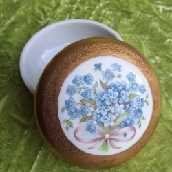 Italienischer Charme. Blaue Vergissmeinnicht mit rosa Schleife.