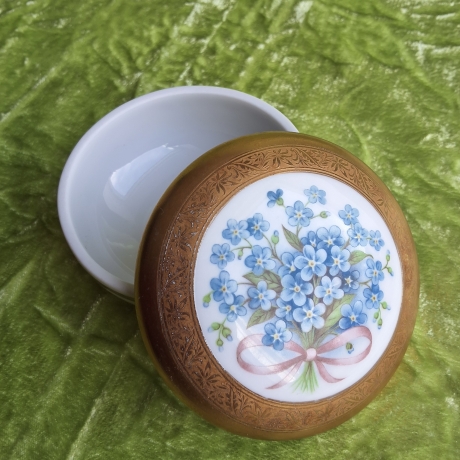 Italienischer Charme. Blaue Vergissmeinnicht mit rosa Schleife.