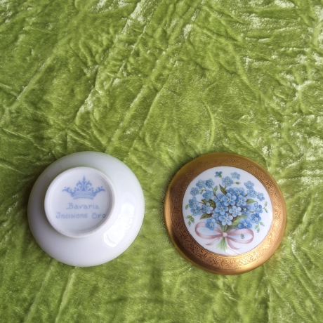 Italienischer Charme. Blaue Vergissmeinnicht mit rosa Schleife.