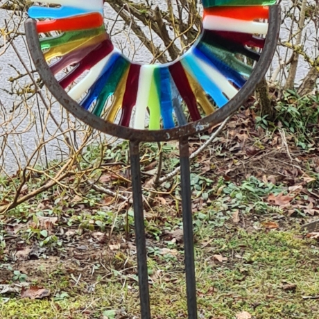 Gartenstecker kunterbunt aus Glas und Metall