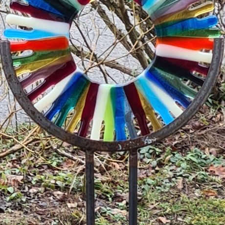 Gartenstecker kunterbunt aus Glas und Metall