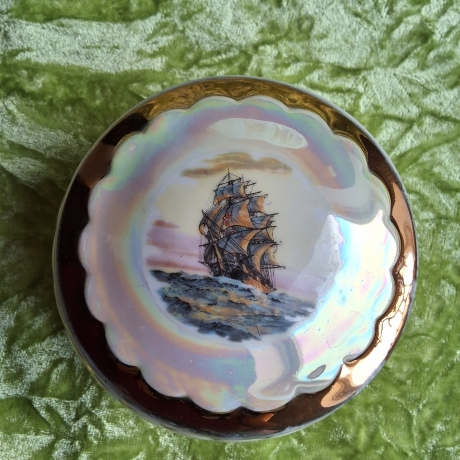 Ein Segelschiff bei Sonnenuntergang. Vintage-Porzellandöschen.