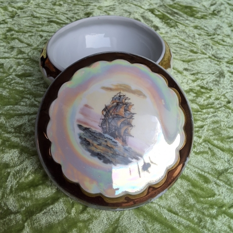 Ein Segelschiff bei Sonnenuntergang. Vintage-Porzellandöschen.