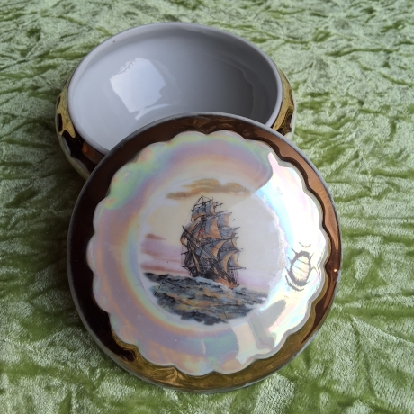 Ein Segelschiff bei Sonnenuntergang. Vintage-Porzellandöschen.