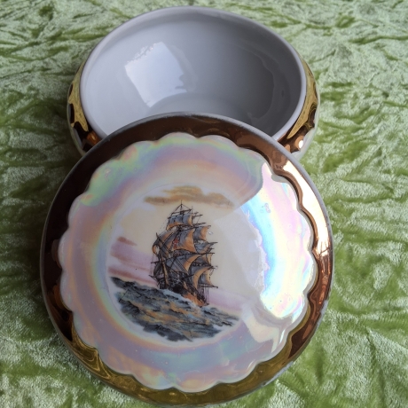 Ein Segelschiff bei Sonnenuntergang. Vintage-Porzellandöschen.