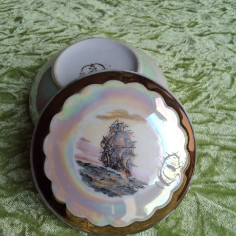 Ein Segelschiff bei Sonnenuntergang. Vintage-Porzellandöschen.