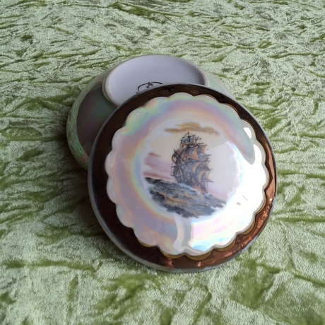 Ein Segelschiff bei Sonnenuntergang. Vintage-Porzellandöschen.