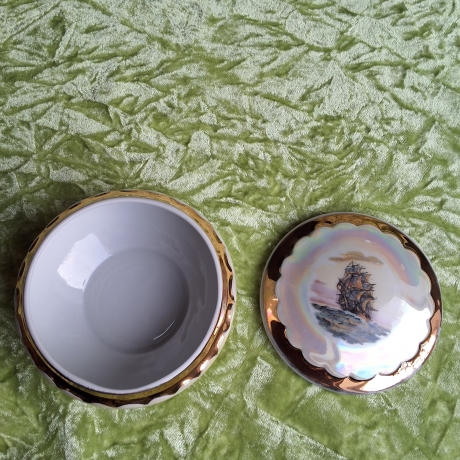 Ein Segelschiff bei Sonnenuntergang. Vintage-Porzellandöschen.