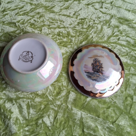 Ein Segelschiff bei Sonnenuntergang. Vintage-Porzellandöschen.