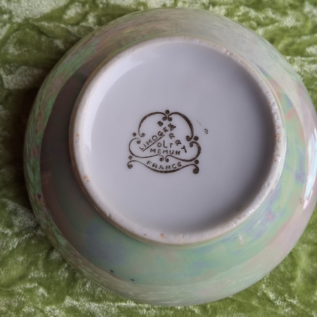 Ein Segelschiff bei Sonnenuntergang. Vintage-Porzellandöschen.