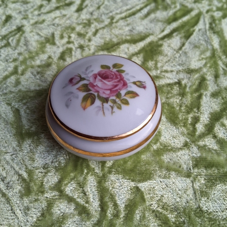 Zarte rosa Rosen für ein zartes Pillendöschen mit Goldrand.