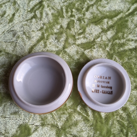 Zarte rosa Rosen für ein zartes Pillendöschen mit Goldrand.