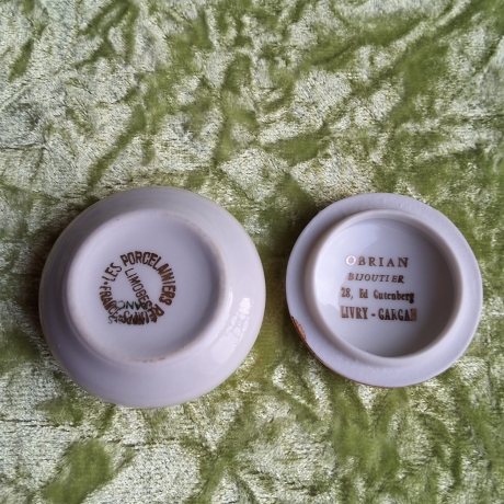 Zarte rosa Rosen für ein zartes Pillendöschen mit Goldrand.