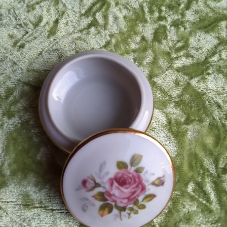 Zarte rosa Rosen für ein zartes Pillendöschen mit Goldrand.