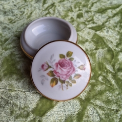 Zarte rosa Rosen für ein zartes Pillendöschen mit Goldrand.