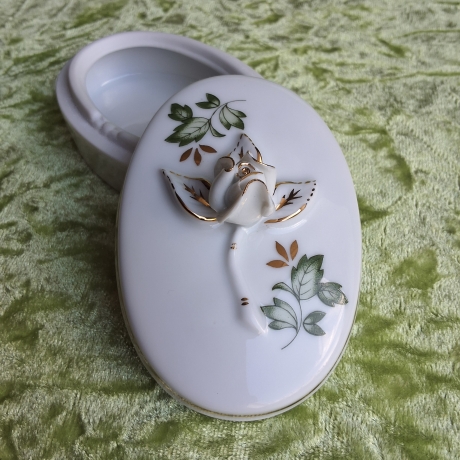 Eine ungarische Rose - plastisch, aus weißem Porzellan.