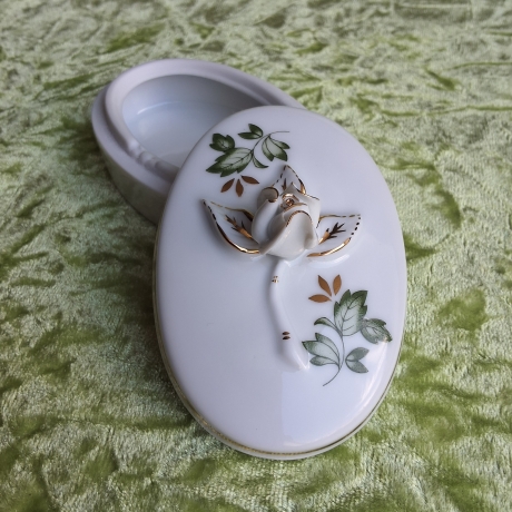 Eine ungarische Rose - plastisch, aus weißem Porzellan.