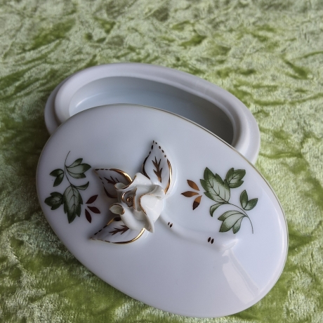 Eine ungarische Rose - plastisch, aus weißem Porzellan.