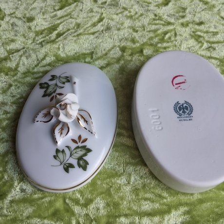 Eine ungarische Rose - plastisch, aus weißem Porzellan.