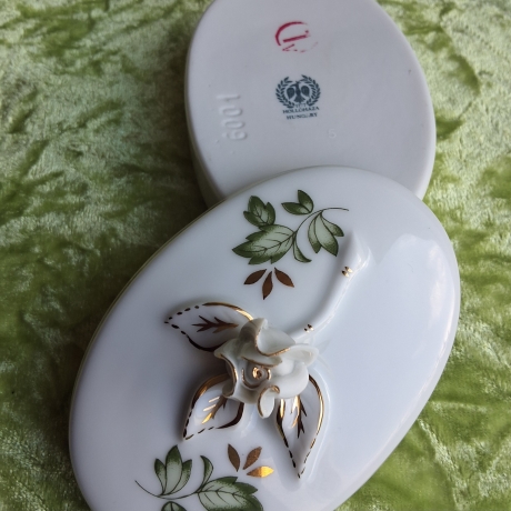 Eine ungarische Rose - plastisch, aus weißem Porzellan.