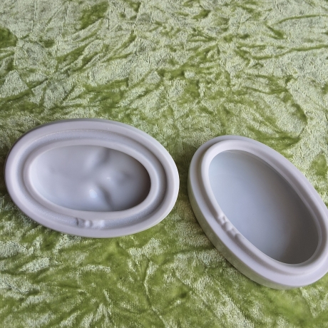 Eine ungarische Rose - plastisch, aus weißem Porzellan.