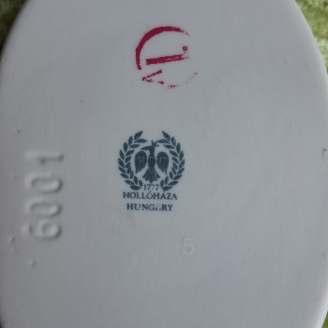 Eine ungarische Rose - plastisch, aus weißem Porzellan.