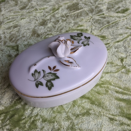 Eine ungarische Rose - plastisch, aus weißem Porzellan.