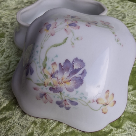 Zartes Blumenpastell auf Limoges Porzellan. Annie Grenade.