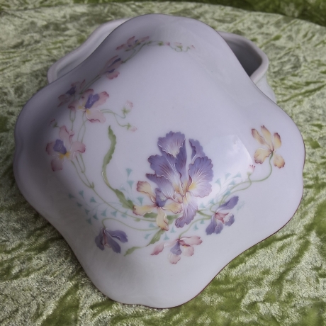 Zartes Blumenpastell auf Limoges Porzellan. Annie Grenade.