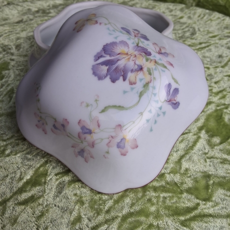 Zartes Blumenpastell auf Limoges Porzellan. Annie Grenade.