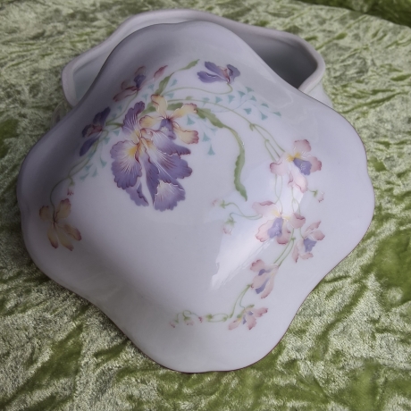 Zartes Blumenpastell auf Limoges Porzellan. Annie Grenade.