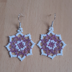 Ohrringe aus Perlen, flieder/weiß, Handarbeit