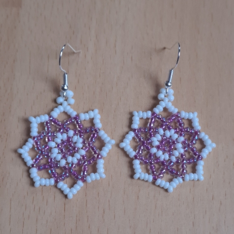 Ohrringe aus Perlen, flieder/weiß, Handarbeit