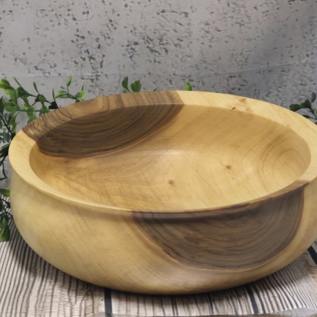 Handgemachte Schale aus Walnussholz  mit überhängendem Rand