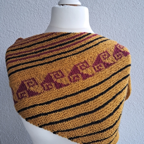 Asymetrisches Dreieckstuch - handgestrickt - mit Einstrickmuster