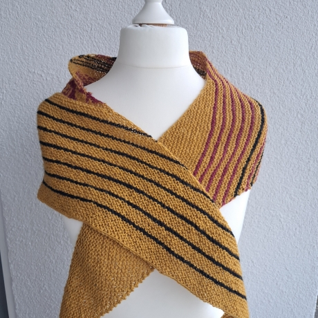 Asymetrisches Dreieckstuch - handgestrickt - mit Einstrickmuster