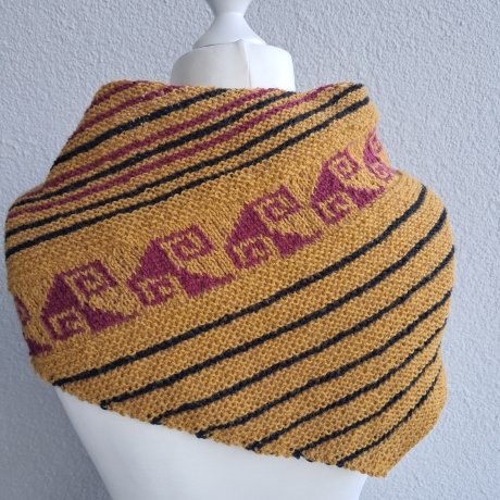 Asymetrisches Dreieckstuch - handgestrickt - mit Einstrickmuster