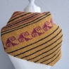 Asymetrisches Dreieckstuch - handgestrickt - mit Einstrickmuster