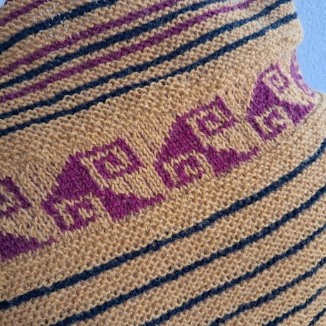 Asymetrisches Dreieckstuch - handgestrickt - mit Einstrickmuster