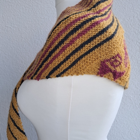 Asymetrisches Dreieckstuch - handgestrickt - mit Einstrickmuster