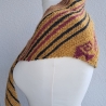 Asymetrisches Dreieckstuch - handgestrickt - mit Einstrickmuster