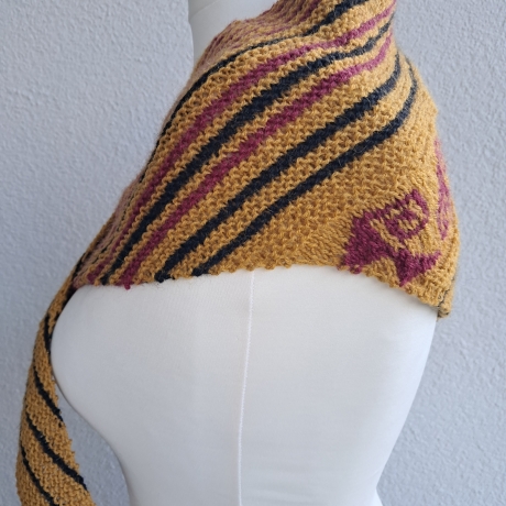 Asymetrisches Dreieckstuch - handgestrickt - mit Einstrickmuster
