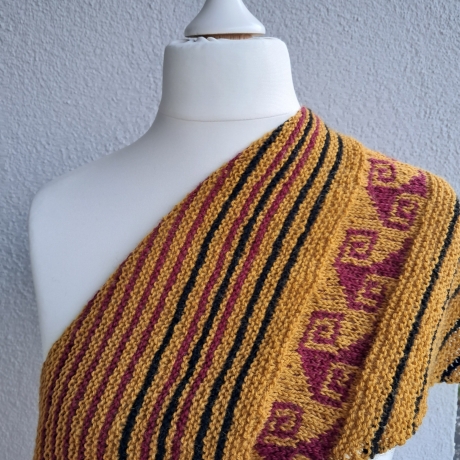 Asymetrisches Dreieckstuch - handgestrickt - mit Einstrickmuster
