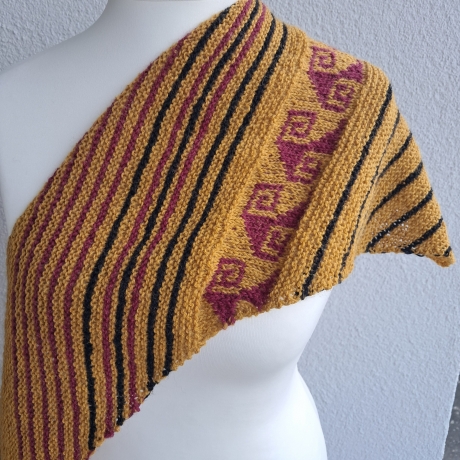Asymetrisches Dreieckstuch - handgestrickt - mit Einstrickmuster